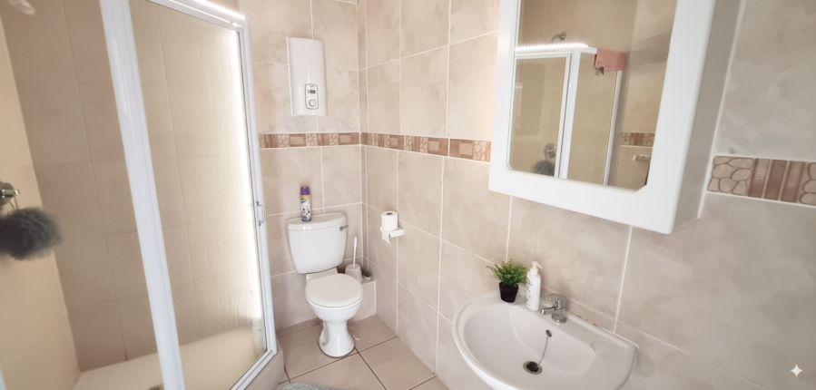 To Let 2 Bedroom Property for Rent in Royal Ascot Western Cape